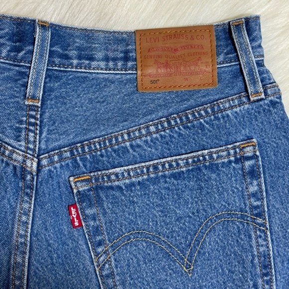 Levi’s Premium 501 Original Fit High Rise Shorts Medium Wash Distressed - Picture 4 of 8